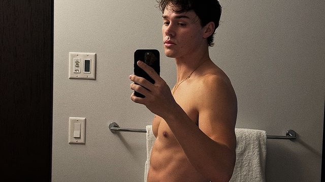 Noah Beck Shows Off Abs in Latest Thirst Trap
