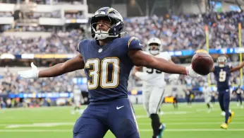 Herbert Throws 2 TD Passes Despite Hand Injury, Chargers Send Raiders to 6th Straight Loss, 31-14