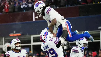 Bills Rally From 21-Point Deficit to Beat Patriots 35-31, Stay Alive in AFC East Race